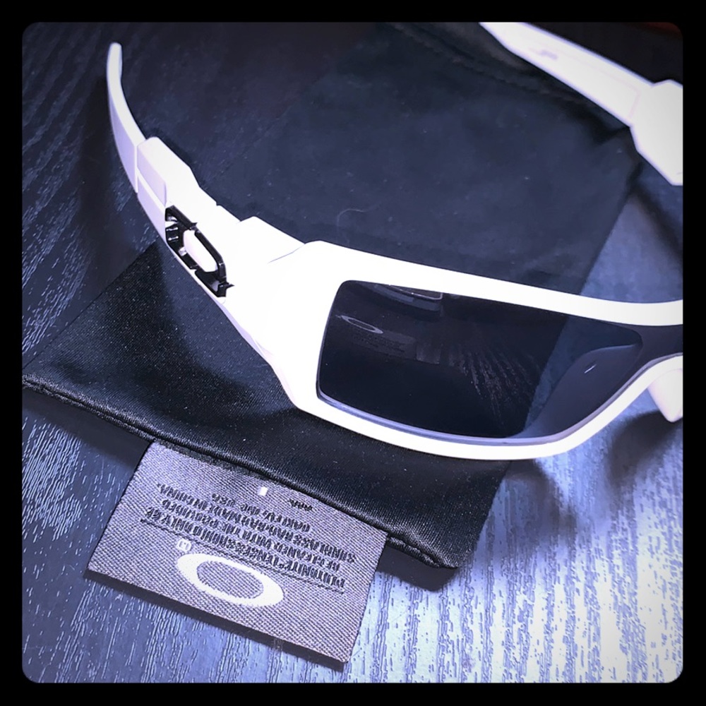 Oakley Oil Rig Sunglasses • Never Worn • Designer